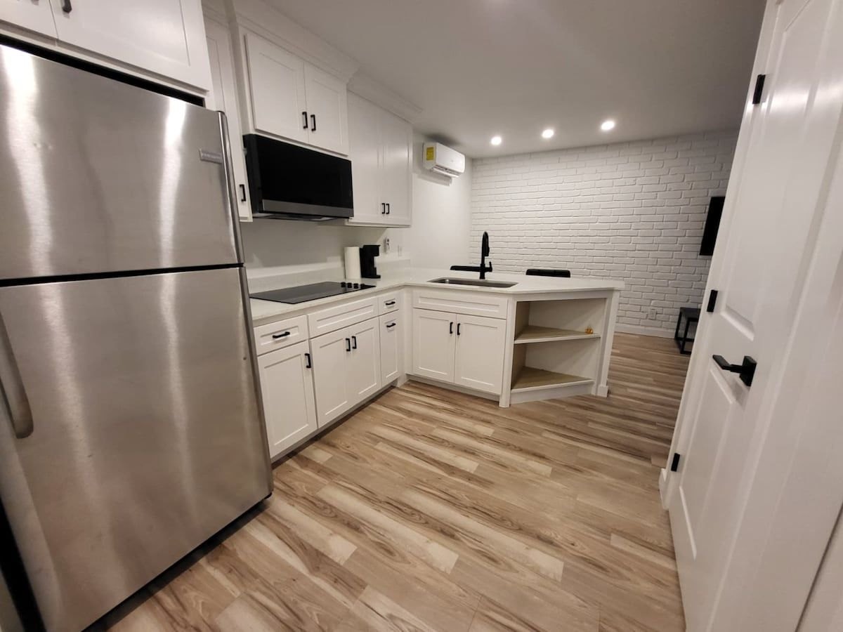McFadden Pad full kitchen with stainless steel appliances