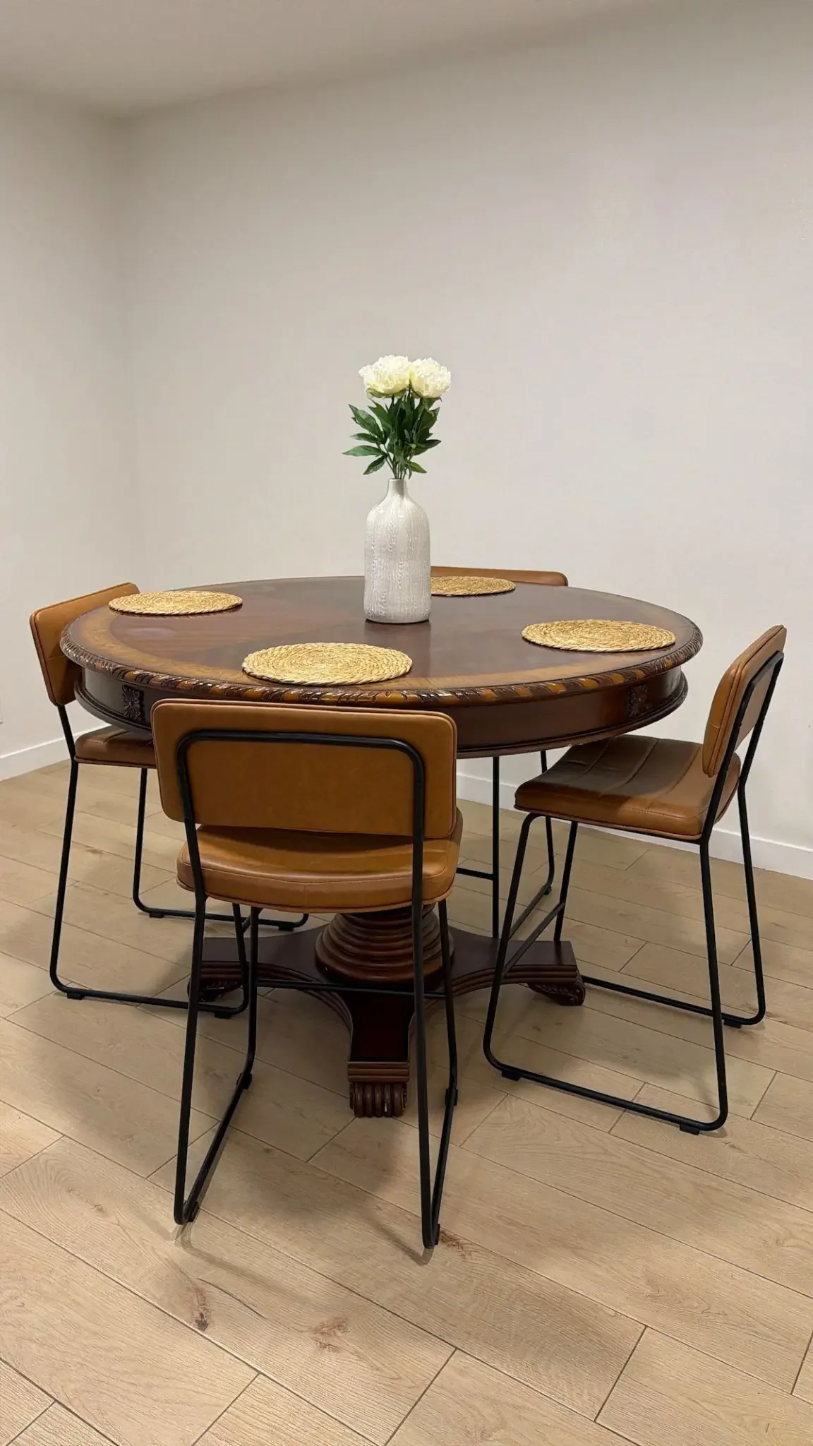 Palmas Pad dining area with table and chairs