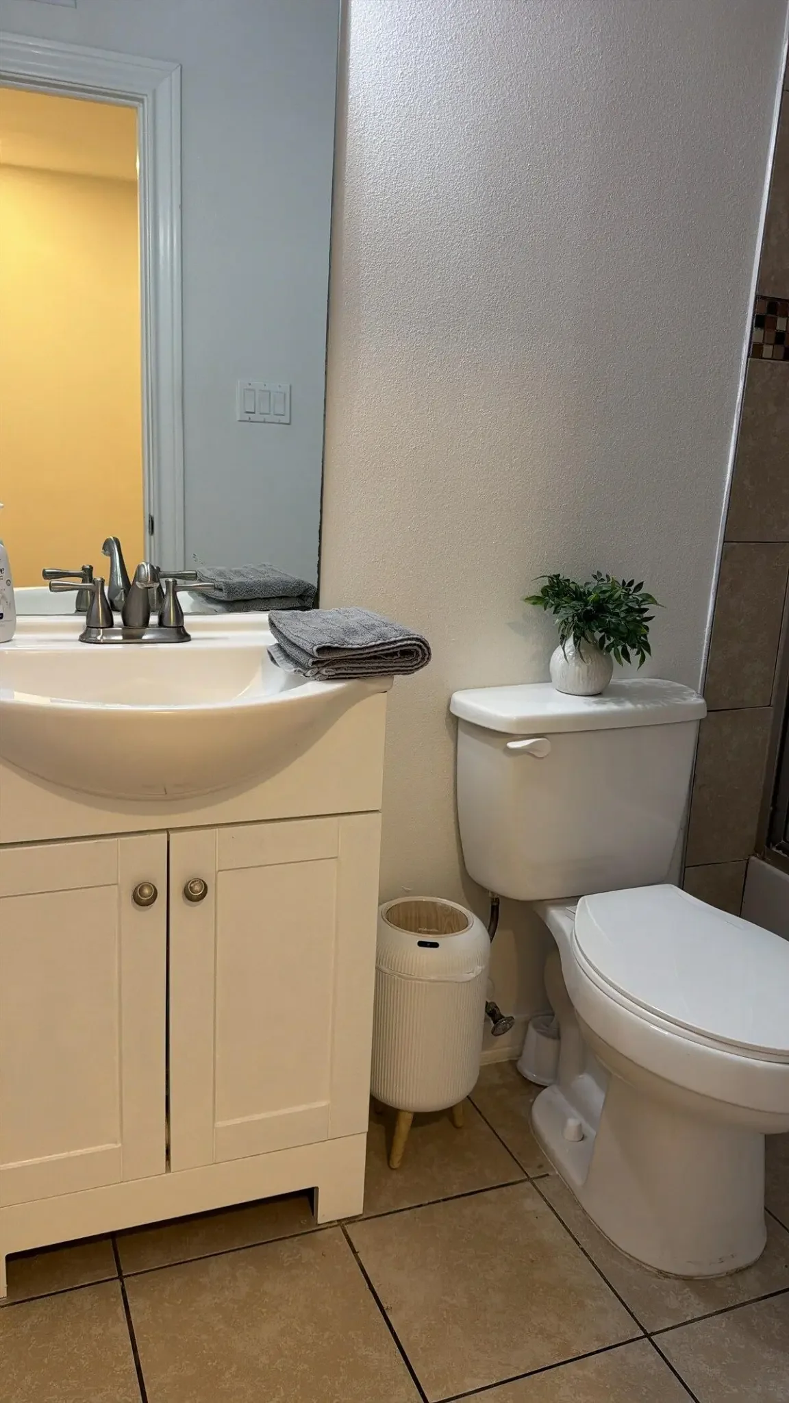 Palmas Pad bathroom with vanity and toilet