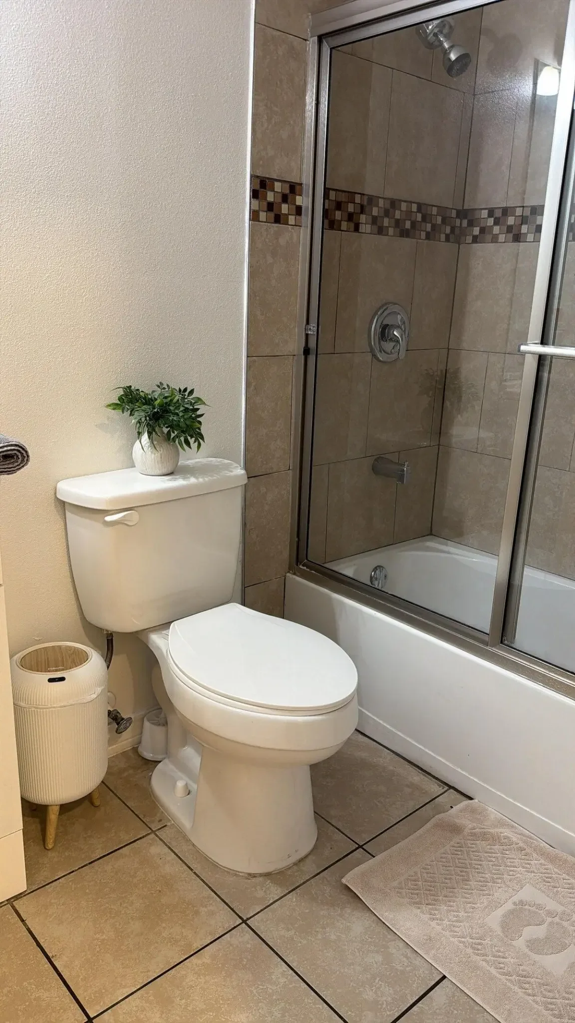 Palmas Pad bathroom with shower and toilet